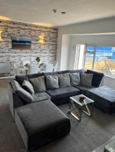 Sea View Lavish Apartment SKY TV Whirlpool Bath HUGE Balcony NEWLY REFURBISHED