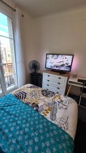 Chambre privée classée 2 étoiles avec serrure et non mitoyenne dans un appartement de 50 m2 dans une résidence cosy et Paris à proximité