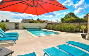 Maisons de vacances Gorgeous Home In Saint-germain With Outdoor Swimming Pool : photos des chambres