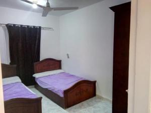 للإيجار في مطروح شاليه داخل قرية سياحية شاليه شايف البحر امتداد شاطئ الابيض البحر متاح لكن حمام السباحة هذا الصيف به أعمال صيانه 130