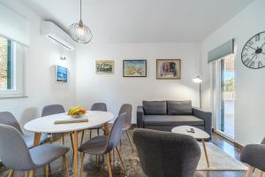 Apartments with parking space Supetar, Brac - 19724