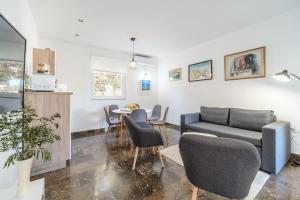 Apartments with parking space Supetar, Brac - 19724