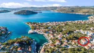 Seaside family friendly house with a swimming pool Razanj, Rogoznica - 19735