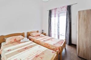 Seaside family friendly house with a swimming pool Razanj, Rogoznica - 19735