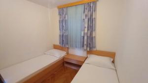 Apartments with parking space Makarska - 19756