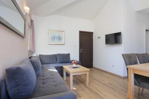 Apartments with a parking space Okrug Gornji, Ciovo - 19711