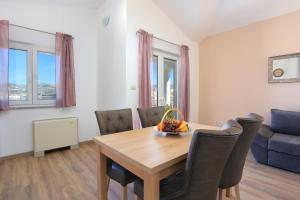 Apartments with a parking space Okrug Gornji, Ciovo - 19711