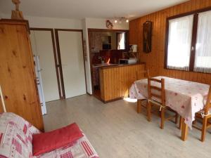 Joli studio, 4 pers, calme, proche commerces et remontées mécaniques, balcon, rénové - FR-1-458-171