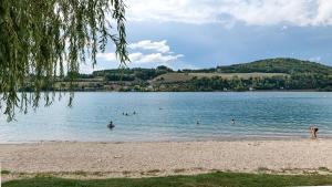 Maisons de vacances Maison avec vue sur le lac de Paladru, plage 200m. : photos des chambres