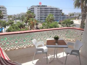 apartment with a large south-facing balcony, sea view and WIFI in Las Americas center