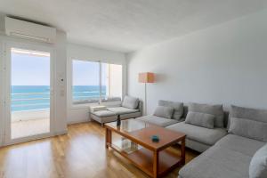 Lovely Beachfront Apartment with Panoramic Views