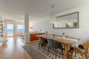 Lovely Beachfront Apartment with Panoramic Views