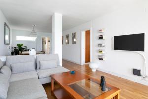 Lovely Beachfront Apartment with Panoramic Views