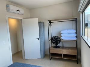 Encanto de apartamento, novo! A 290 metros da praia do Canto Grande!