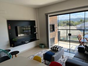 Encanto de apartamento, novo! A 290 metros da praia do Canto Grande!