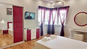Апартамент Pink & Blue - 2BDR with Balcony - Wi-Fi