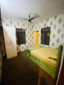 Cheerful 2 bed room flat with parking near forest.