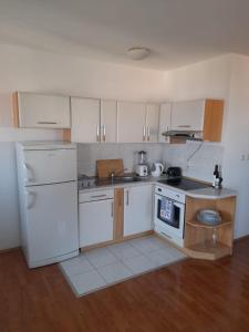 Lovely 2-bed apartment with balconyfree parking.