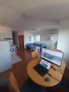 Lovely 2-bed apartment with balconyfree parking.