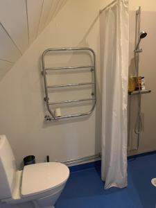 Mysigt rum i villa med egen ingång och nära havet.