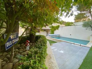 Maisons de vacances la cigale rouge Maison de vacances tout confort avec piscine chauffee dans la pinede : photos des chambres