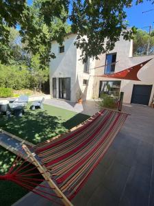 Maisons de vacances la cigale rouge Maison de vacances tout confort avec piscine chauffee dans la pinede : photos des chambres