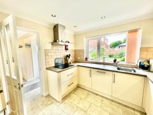 3 bedroom house with ample parking and garden