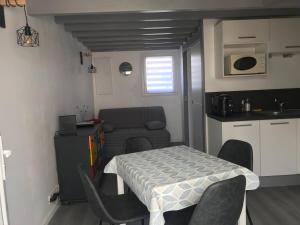 Petite maison avec piscine à 500m de la plage