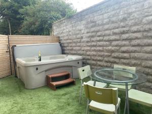 The Annexe Porthcawl Pet Friendly 2 Bedroom Flat with King Size bed bunk beds and sofa bed sleeps up to 5 people