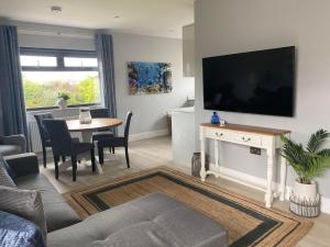 The Annexe Porthcawl Pet Friendly 2 Bedroom Flat with King Size bed bunk beds and sofa bed sleeps up to 5 people