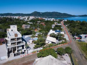 Encanto de apartamento, novo! A 290 metros da praia do Canto Grande!