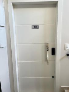 Encanto de apartamento, novo! A 290 metros da praia do Canto Grande!