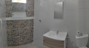 Casa com garagem 900 metros do mar