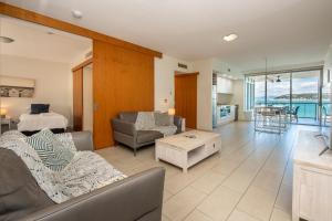 One Bright Point - Stunning Water Views