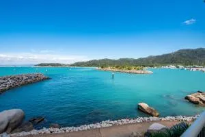 One Bright Point - Stunning Water Views - Nelly Bay