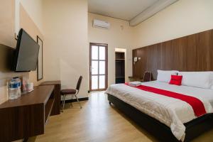 RedDoorz Plus near Ramayana Pematangsiantar