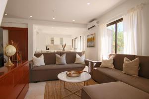 Phaedrus Living: City View Luxury Flat Androcleous