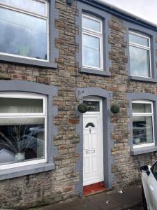 CWTCH COTTAGE Llantrisant 2 bed home - sleeps 4