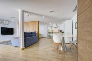 Modern independent studio apt in luxury villa