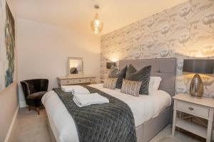 8 Blue Bridge- Elegant and Luxurious 1 Bedroom Apt- Free Parking