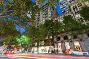 Collins central 2-bd apartment with pre-reserve parking