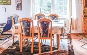 Three-Bedroom Holiday Home In Szteklin