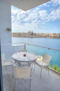 Bright and spacious 3 bedroom apartment with breathtaking views - GOSLM-5 - 4hvězdičkové hotely ve městě Sliema