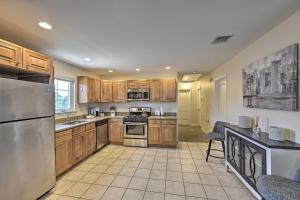 Glen Cove Home: Walk to Boardwalk + Dining!