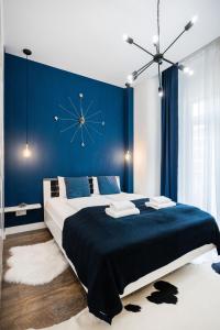 De Luxe Studio with Balcony in the Absolute Center