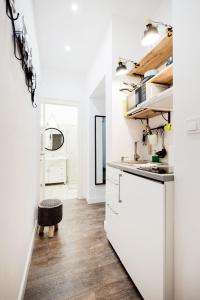 De Luxe Studio with Balcony in the Absolute Center