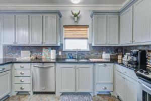 Beautiful Front Row Views - Tiki Bar - Playground