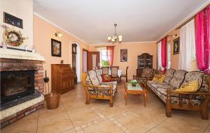 Nice Home In Pl-76-113 Postomino With 9 Bedrooms And Internet