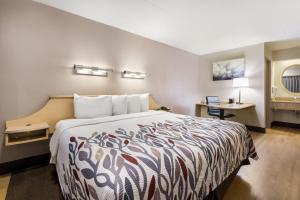 Superior King Room Smoke Free room in Red Roof Inn Rockford