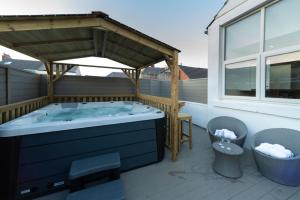 HOT TUB JACUZZI on private terrace FREE GATED PARKING sleeps 8